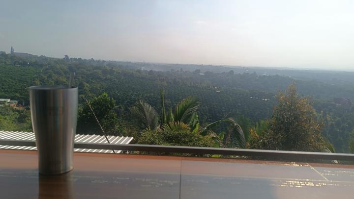 Bên cạnh nghe tiếng chồng thở dài, ổng đang tản mạn với người bạn về công việc ở TP: " sao người ta cứ phải kiếm tiền bất chấp!!! ??? ... "