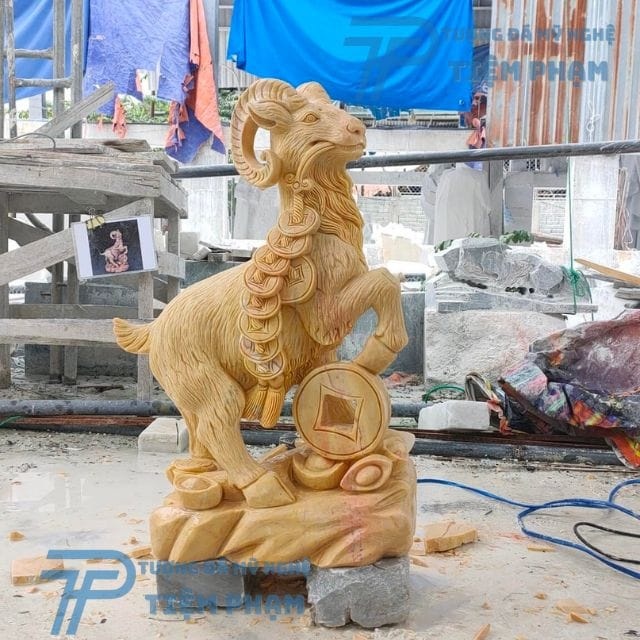 Tượng Dê bằng đá tại Tiệm Phạm