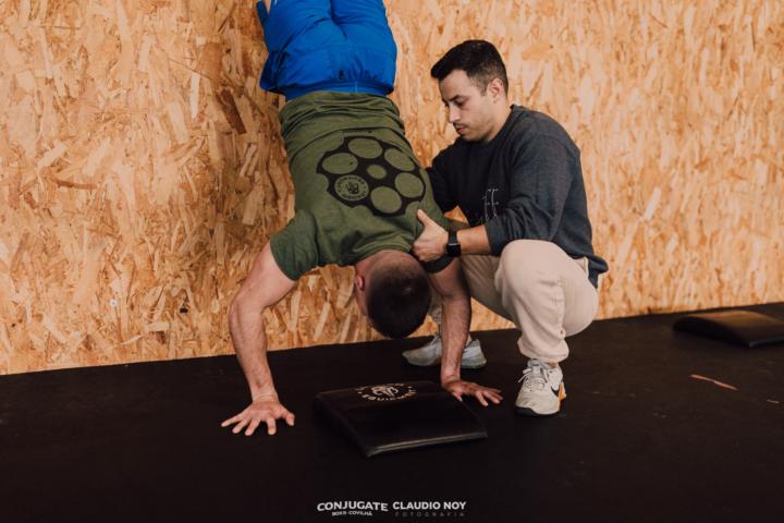 ⚡️ HSPU: Força explosiva sem "rebentar" o pescoço.