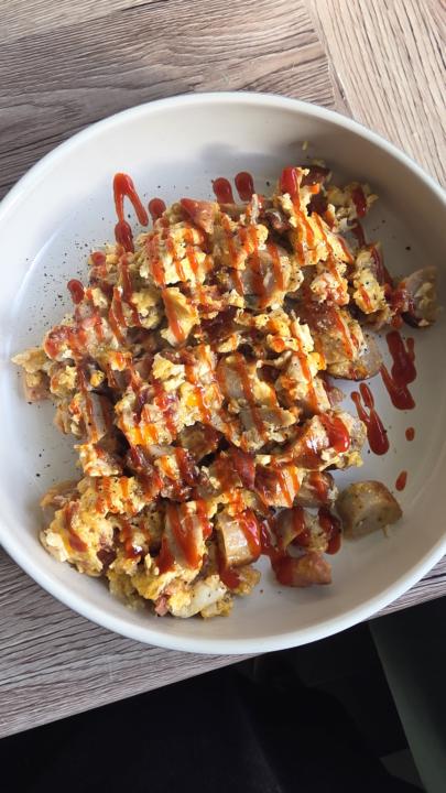 My famous butterd eggs, smoked crisps bacon and leak sausages, with some home made sweet sriracha. What do you think? 
