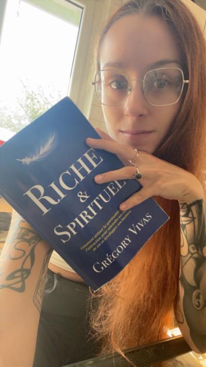 Bonjour ! Je suis Eva, médium & conférencière 🔮📚