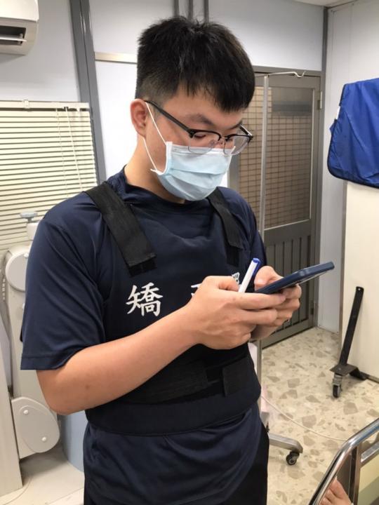 家賢 許