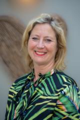 Dr Elisabeth Adams