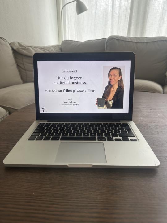 Det syns kanske inte alltid i flödet, men bakom kulisserna jobbas det för fullt 💻🤍