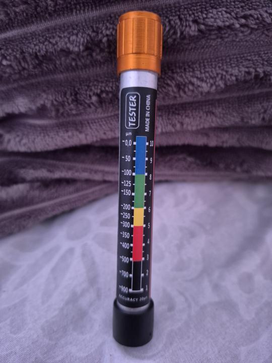 Muchachos, les comparto este especimetro (lacktester en ingles) 100% magnetico, no es digital, muy utilizado por los compradores de autos en las subastas, y solo cuesta $9 en Amazon. De verdad es bastante bueno.