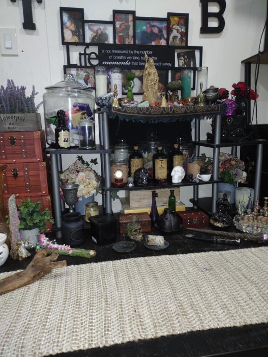 The Sacred Heart of the Witch’s Space: Understanding Your Altar ✨🕯️🌿