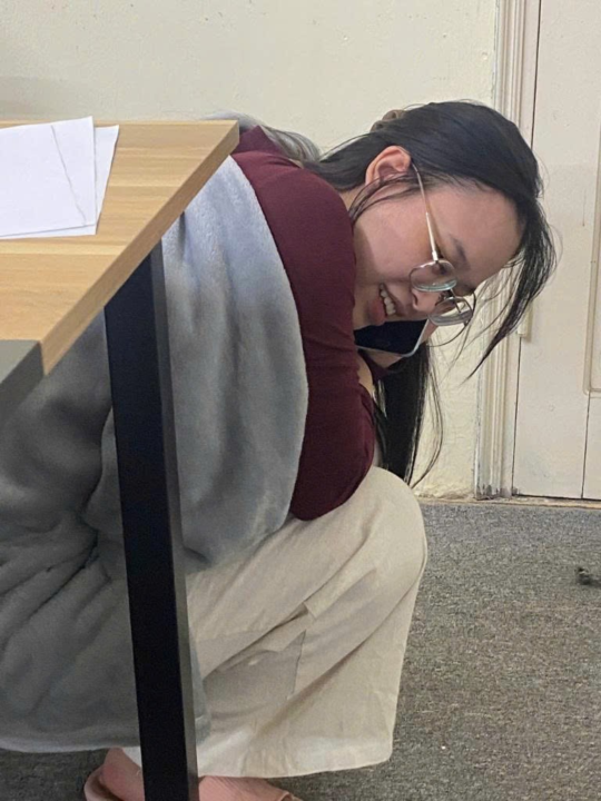 Thế giới của HÀ HÀ là  dưới gầm bàn