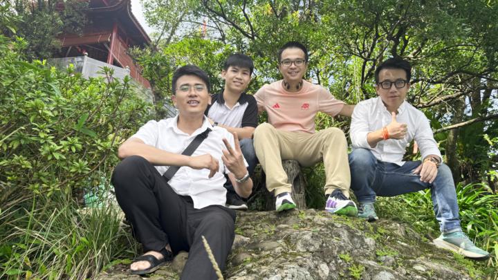 4 ae đang suy nghĩ là có nên đi tu không