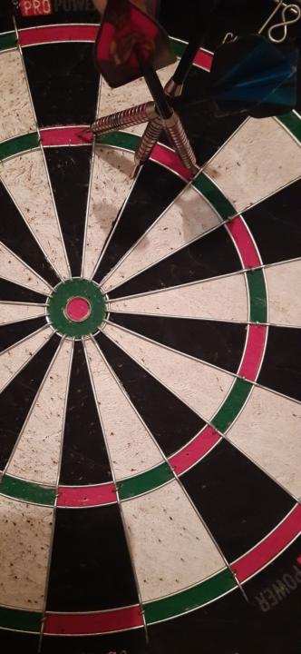 Darts in the cellar ( šipky ve sklepě ).