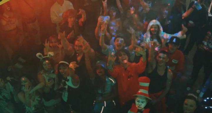 HOW TO THROW A PARTY