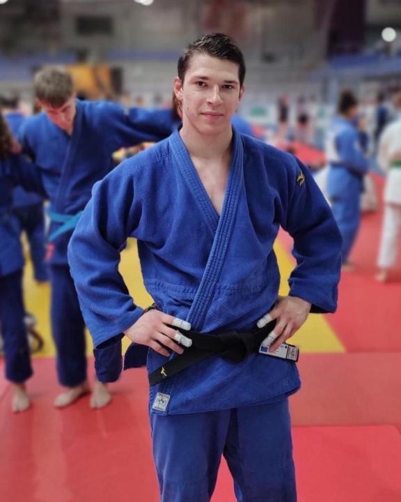 Ákos Pörzsölt
