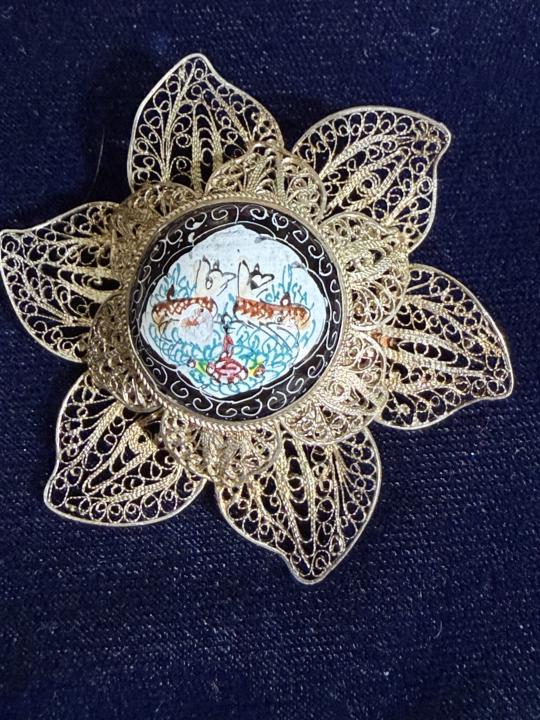 What is painted on this Porcelain Cab?