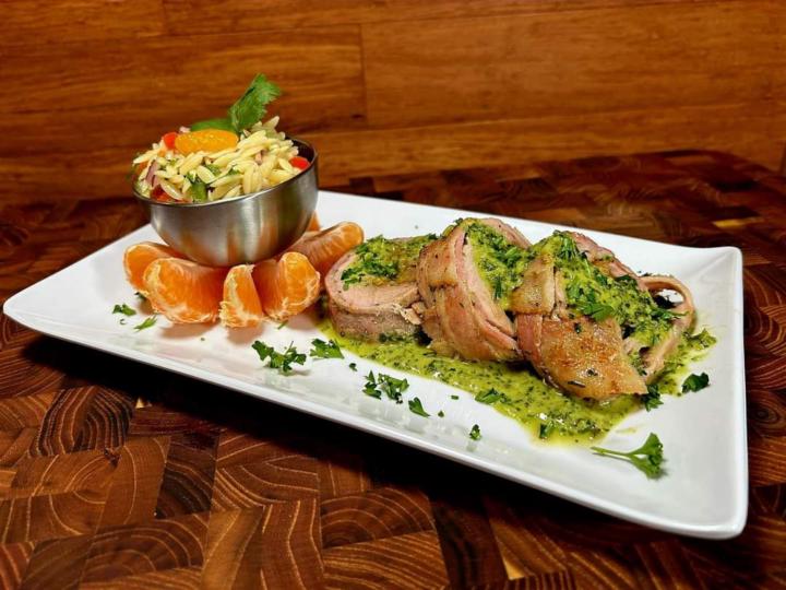 Filet de porc et bacon farcis de cheddars et oignons, nappé de sauce chimichuri à la mandarine.