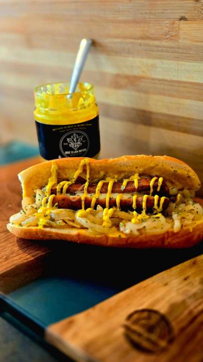 Hot dog Italiens farci au mozzarella et oignons caraméliser au rhum