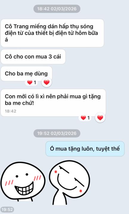 Có cô bé mua tặng ba mẹ miếng dán hấp thu sóng điện từ…