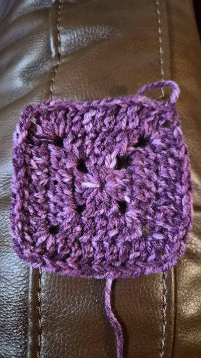 My first granny square took me 4 tries y'all! But it's 4"x4 need to make 5 more"