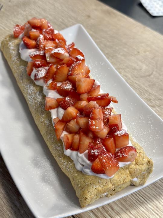 Protein strawberry swiss roll 🍓