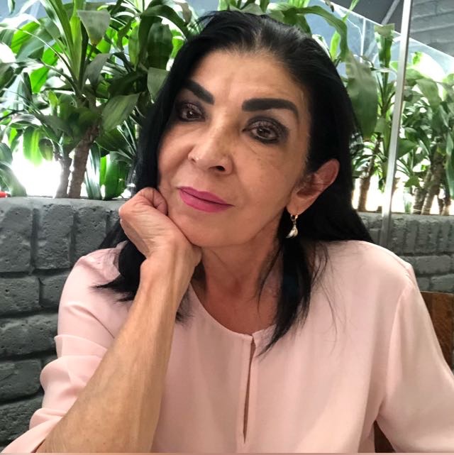 Leticia jacaranda Azpiazu lee