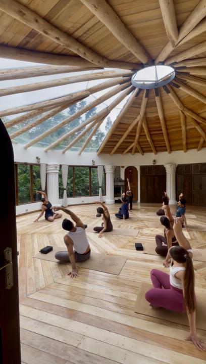 Is there any luxurious retreat host here?