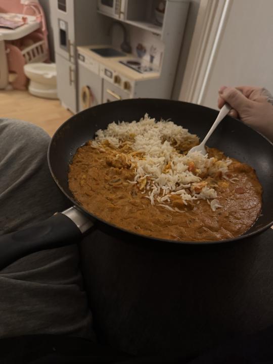 Do you ever get so hungry that the frying pan turns into your dinner plate?👀