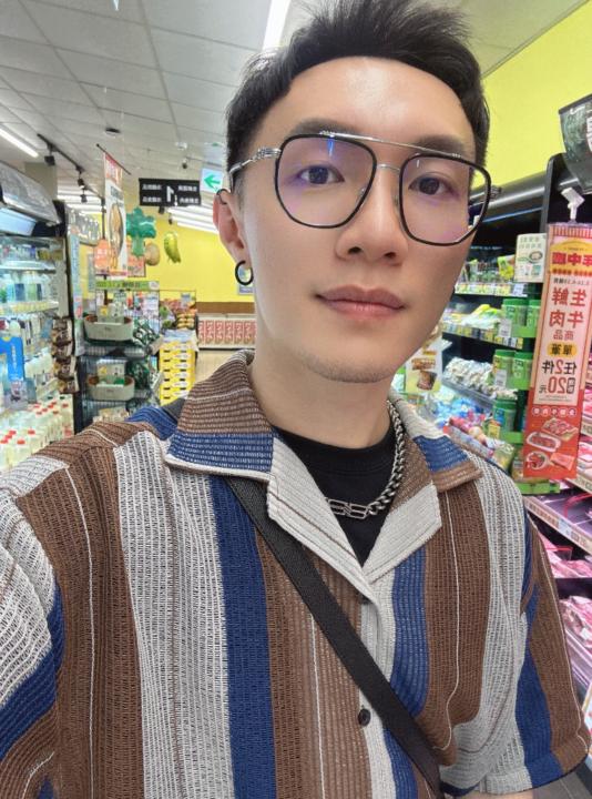陸 藝斯