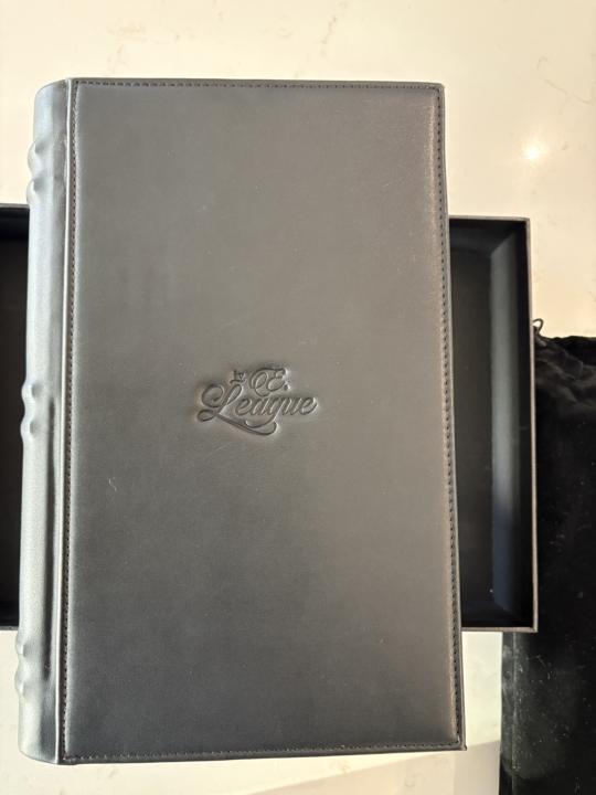 🎁 DECEMBER GIVEAWAY — TRAVEL HUMIDOR!