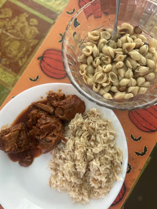 Sopita de coditos con arroz y carne de puerco 