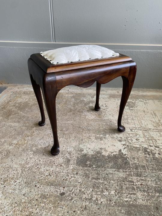 My first attempt at upholstery... 🤪