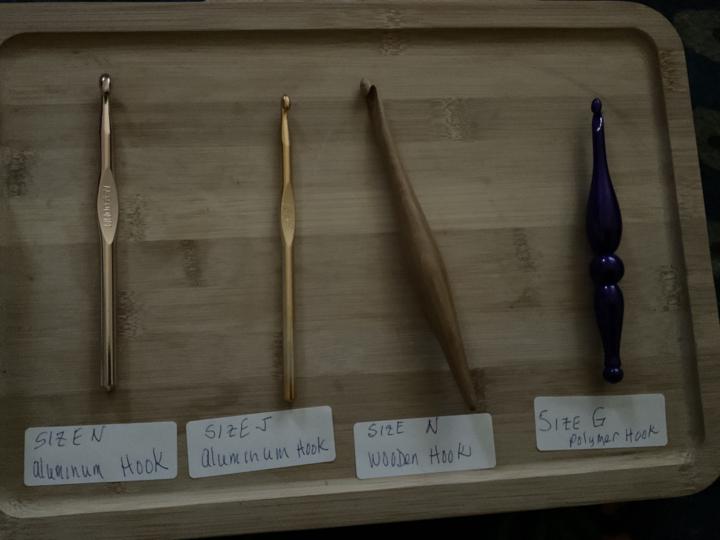 What is the difference between crochet and knitting 🧶?