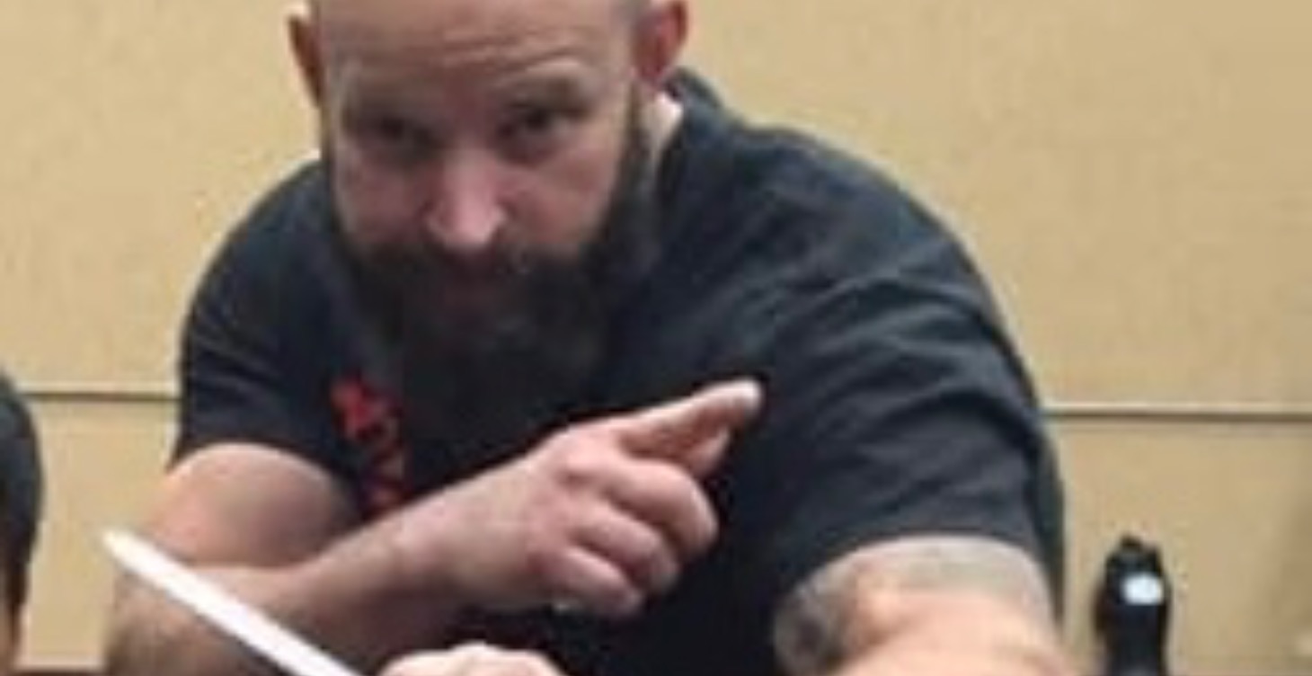 Knife defence against a shank