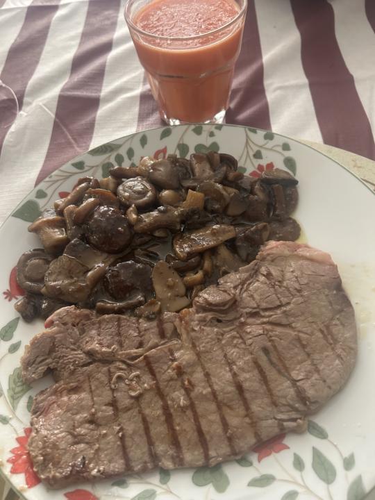Comida de lunes…. Ternera , setas y gazpacho