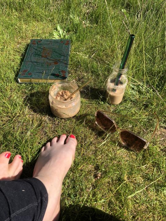 Breakfast al fresco! Overnight oats and iced coffee 😍