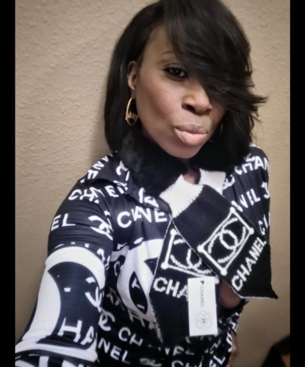 Evette R