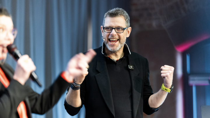 🟪🟩 Von der Idee zur Keynote zur Anmoderation zum Pitch ... in 60 Minuten ... LIVE auf der digitalen Bühne des KI-Cafés ...