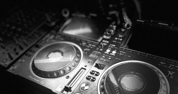 LEARN HOW TO DJ LIKE A PRO