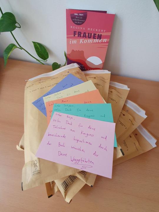 📚✨ Haltet die Augen offen, bald liegt ein Stück Inspiration in eurem Briefkasten! 📬✨📖