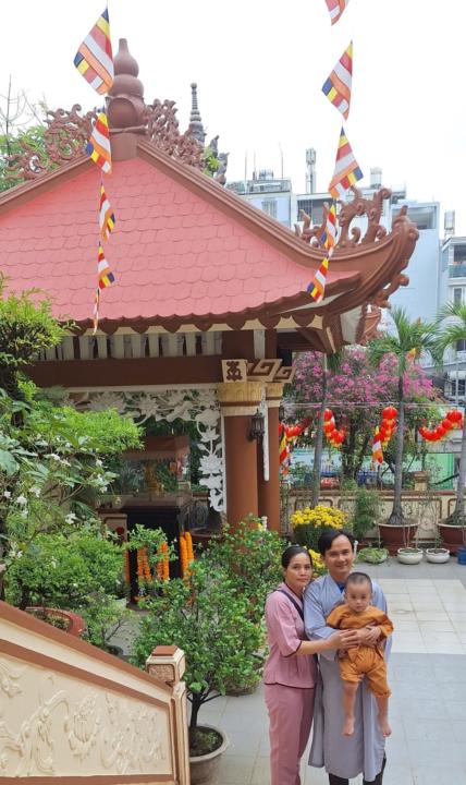 Đi chùa đầu năm