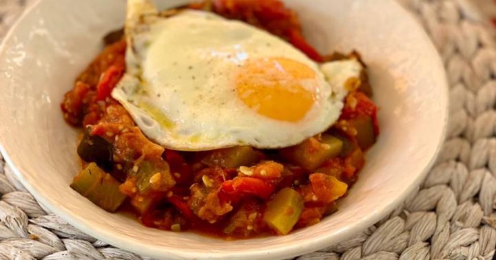 🍽️ Receta Saludable: Pisto con Huevo a la Plancha