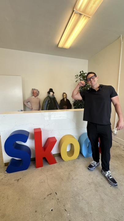 En las oficinas de Skool...