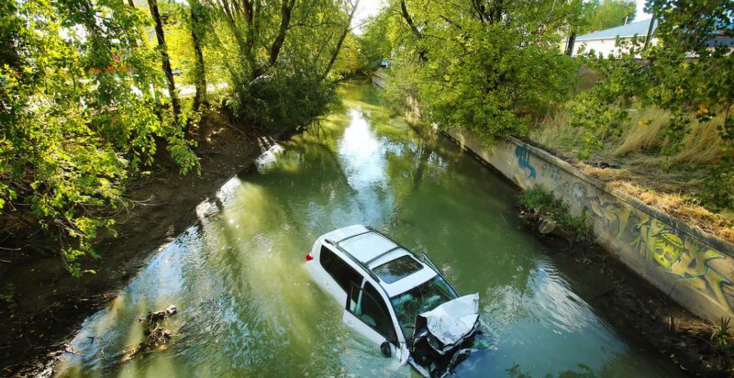How to Escape a Car in a Dangerous Scenario