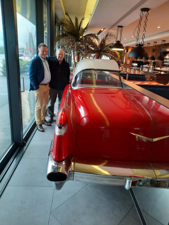 1 Cadillac geteilt durch 2