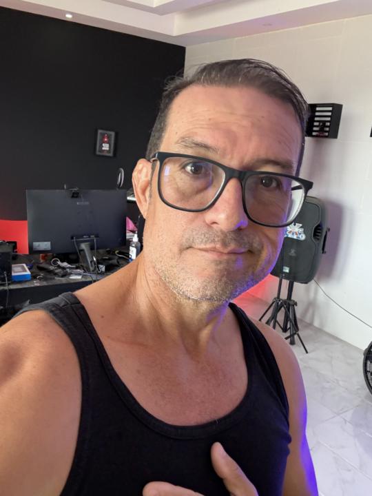 ¿Te frustra ver a otros tener éxito con productos digitales más simples que los tuyos?