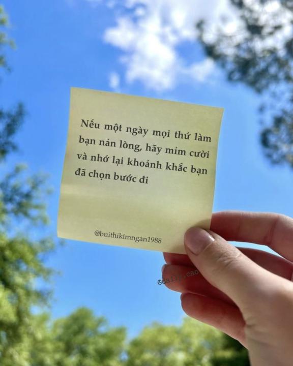 Nếu một ngày mọi thứ làm bạn nản lòng, hãy mỉm cười và nhớ lại khoảnh khắc bạn đã chọn bước đi.