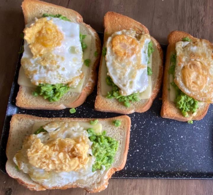 Toasted bread with eggs & peas 🫛 
