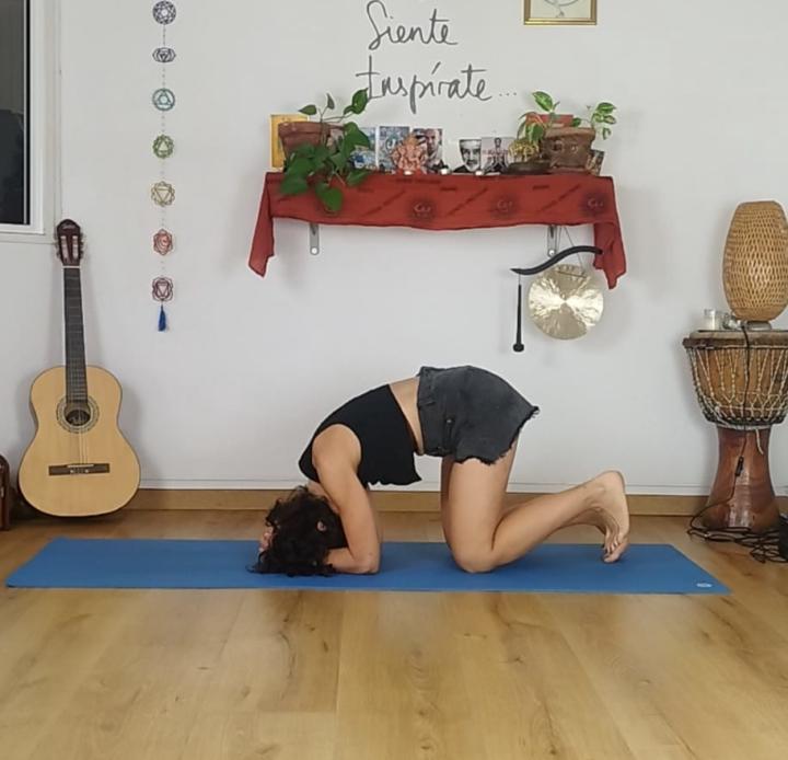 Postura sobre la cabeza (Śīrṣāsana) en 5 pasos🧘‍♀️ 