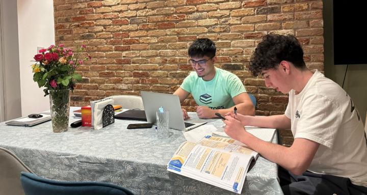 1-2-1 Tutors UK 
