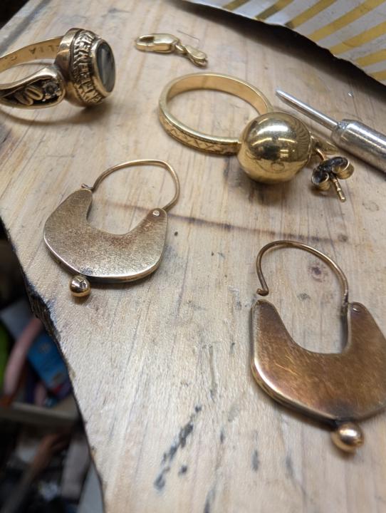 Lady forgot her ring on counter I didn't see it