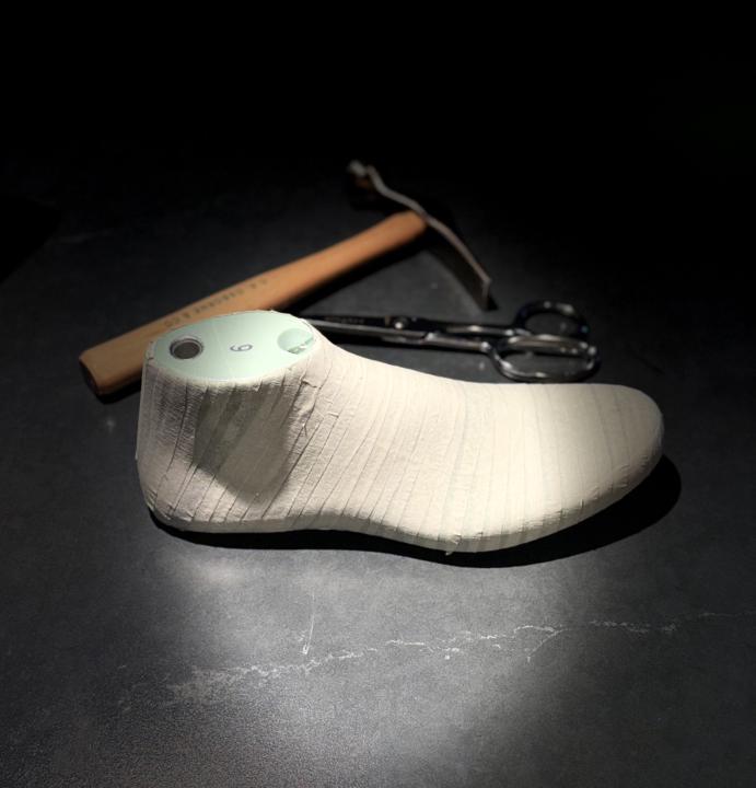 Making shoe pattern. 