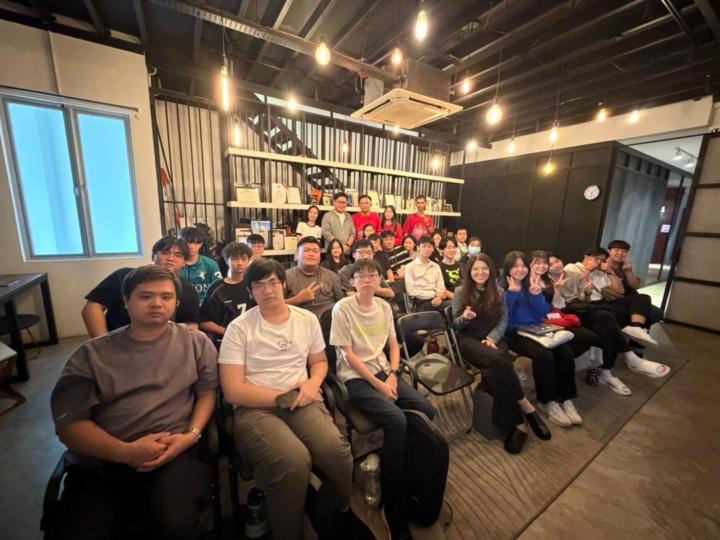 【走进摄影学院，与年轻人分享梦想与人生】