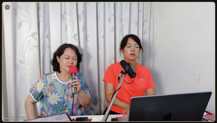 Melody 和媽媽(張瑋牧師）一起線上直播敬拜 （週三6-7PM）